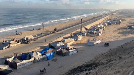 Palestinesi sfollati trovano riparo in tende di fortuna a Gaza