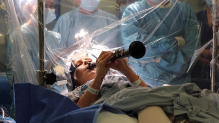 Paziente con Parkinson suona il clarinetto durante un’operazione al cervello
