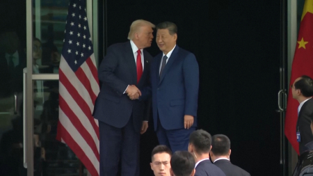 Trump e Xi si salutano tra strette di mano e sussurri
