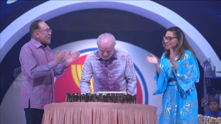 I leader dell’Asean cantano «Happy Birthday» al presidente brasiliano Lula durante il gala