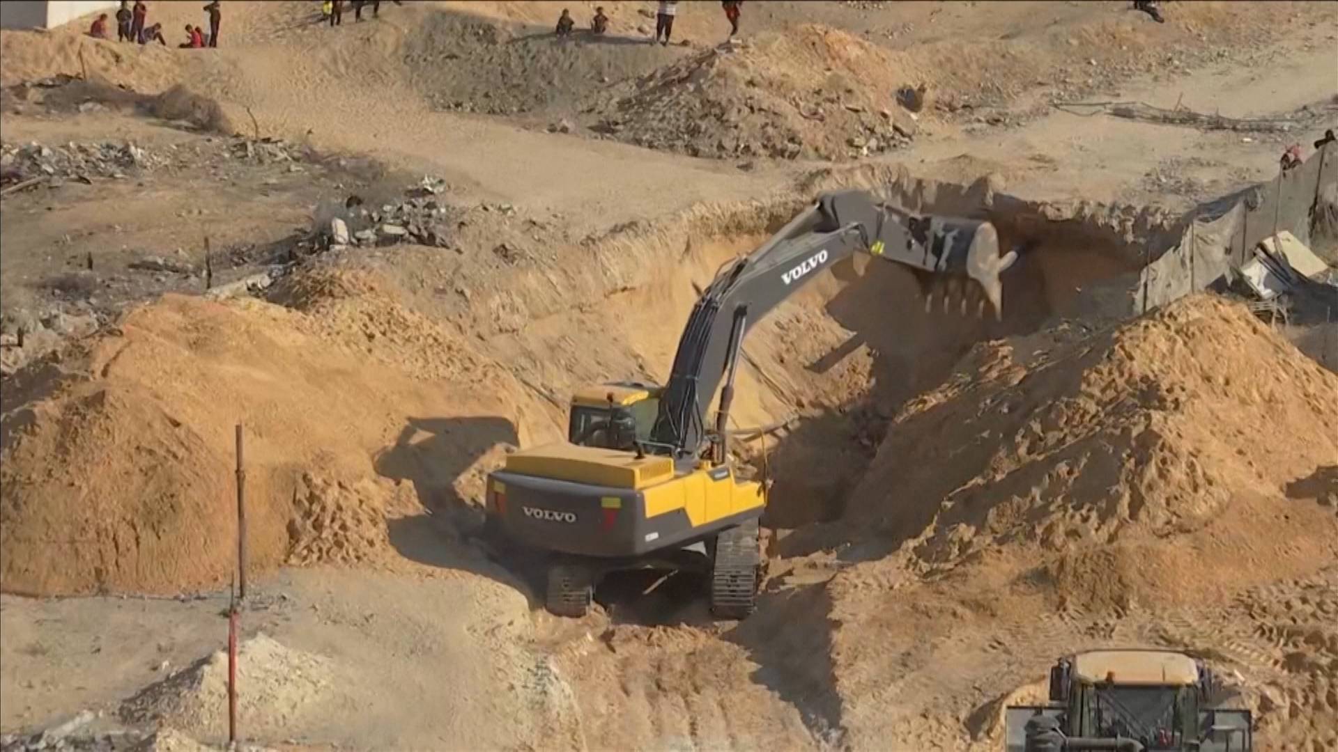 Macchinari scavano a Gaza alla ricerca dei corpi degli ostaggi israeliani