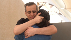 Omri Miran riunito con la famiglia dopo la liberazione