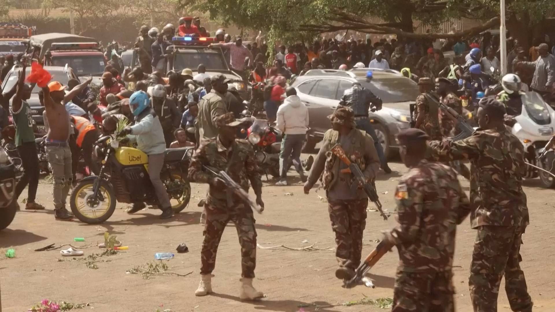 Polizia spara colpi d’avvertimento in Kenya Folla in lutto per Odinga