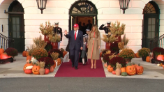 Trump e la first lady accolgono i piccoli alla Casa Bianca per la tradizionale festa di Halloween