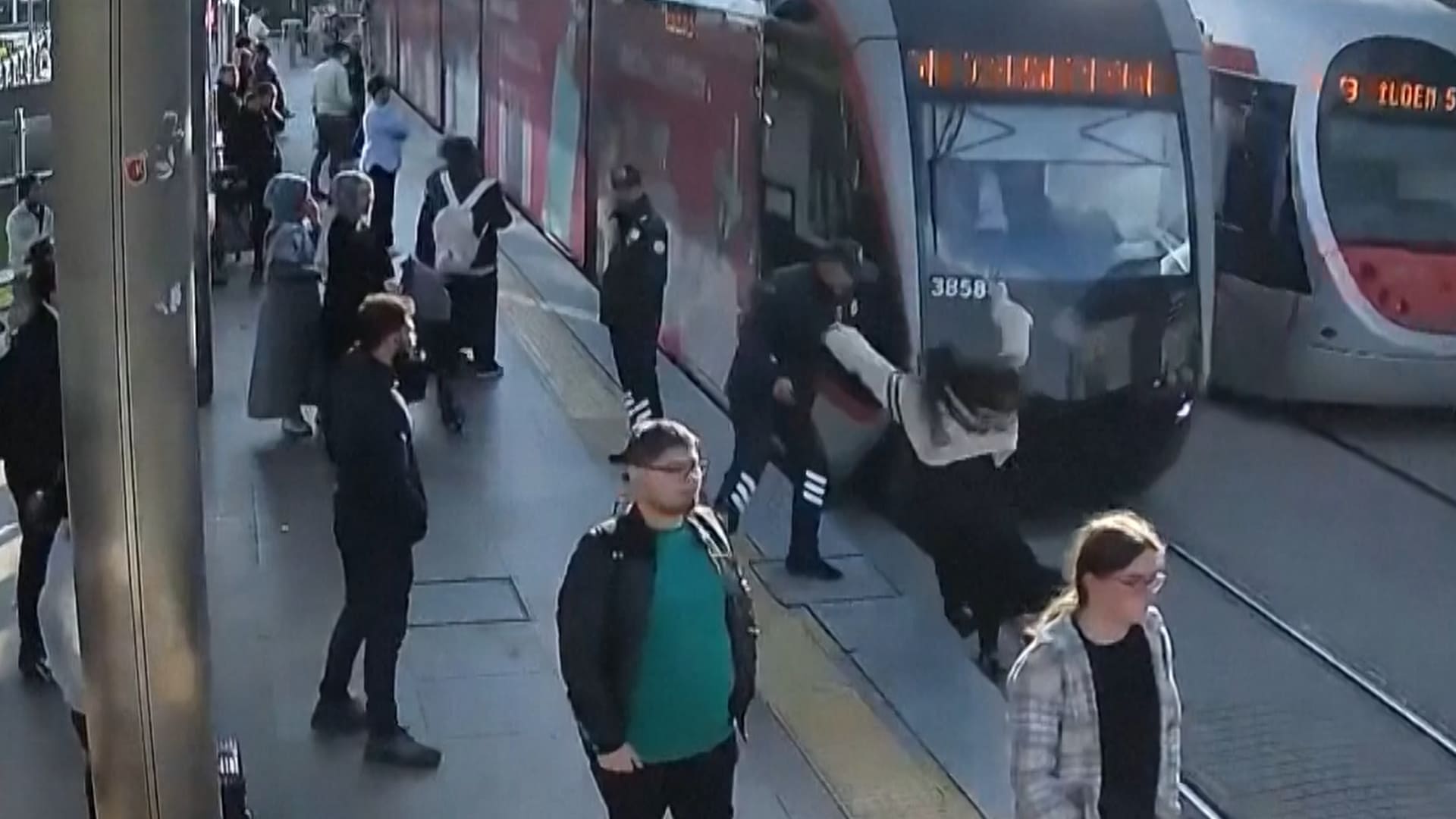 Guardia di sicurezza salva una donna dai binari del tram a Kayseri, Turchia