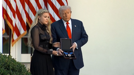 Trump conferisce a Charlie Kirk la Medaglia della Libertà