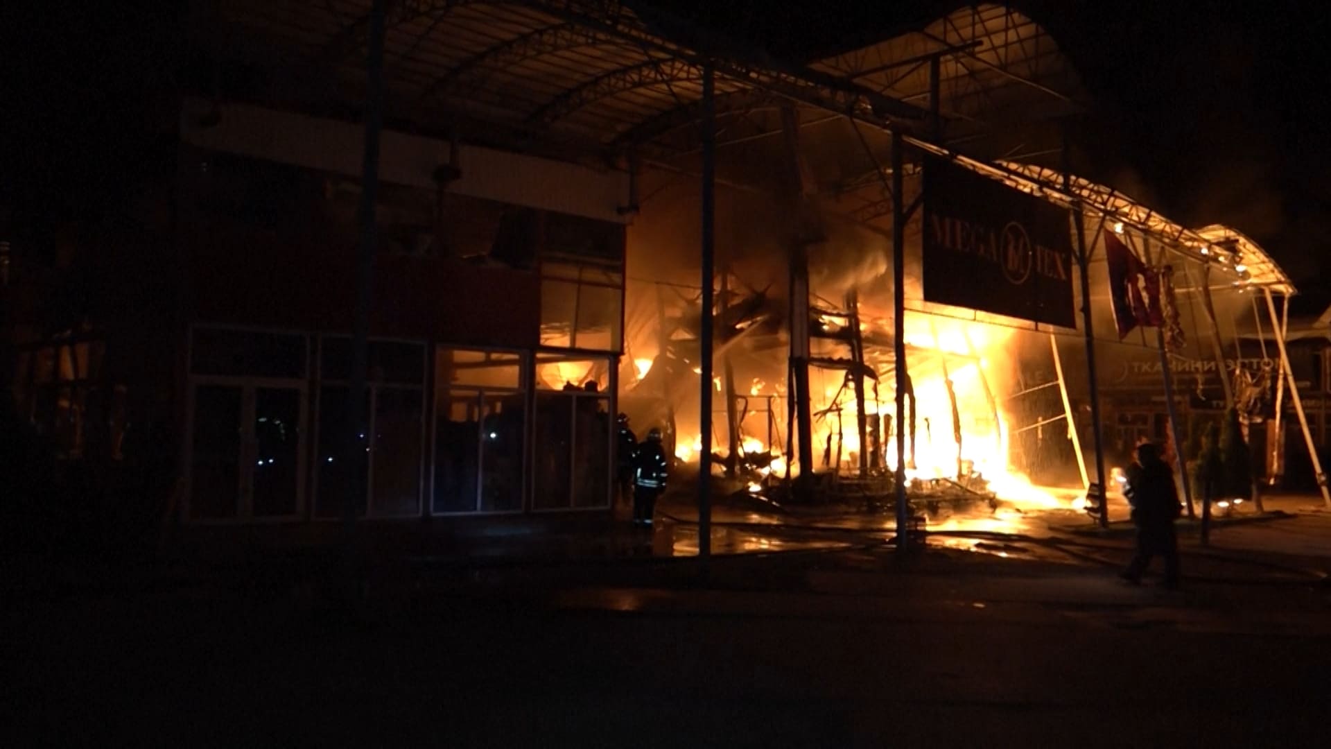 Attacco aereo russo a Kharkiv, Ucraina ferisce sei persone e provoca incendi
