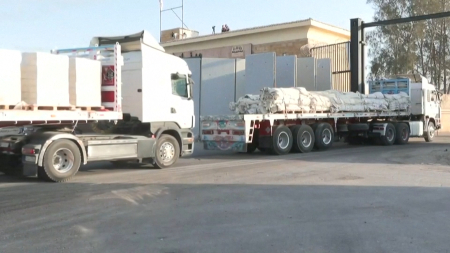 Camion di aiuti per Gaza attraversano il valico egiziano di Rafah