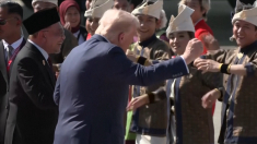 Trump balla e sventola bandiere al suo arrivo in Malesia