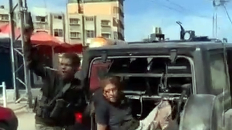Un soldato donna israeliano catturato il 7 ottobre 2023 da un terrorista di Hamas (Foto Ansa).