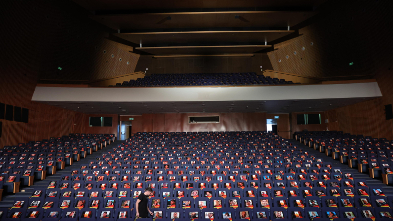 Esposizione in un'aula dell'università Tel Aviv dei ritratti delle vittime de 7 ottobre 2023 (foto Ansa).