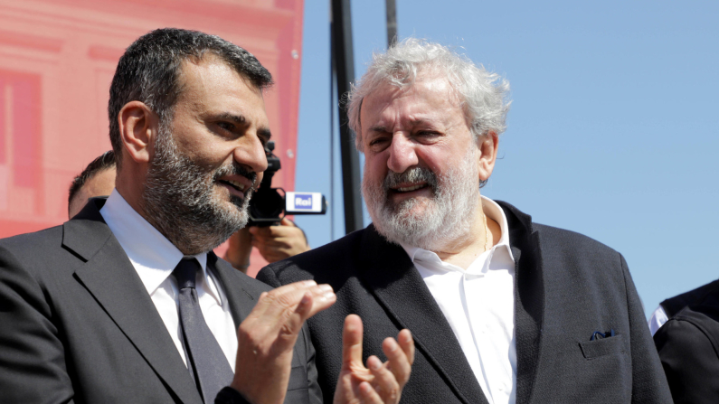 Antonio Decaro e Michele Emiliano durante Giù le mani da Bari. #Io sto con Decaro. La manifestazione di solidarietà con il sindaco del capoluogo pugliese Antonio Decaro si è tenuta stamane in piazza del Ferrarese a Bari. Bari marzo. ANSA / DONATO FASANO