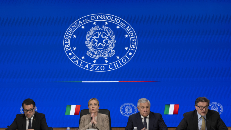 La presidente del consiglio Giorgia Meloni, con i vicepremier Antonio Tajani e Matteo Salvini e il ministro dellEconomia Giancarlo Giorgetti durante la conferenza stampa a palazzo Chigi al termine del cdm, Roma, 17 ottobre 2025. ANSA/MASSIMO PERCOSSI
