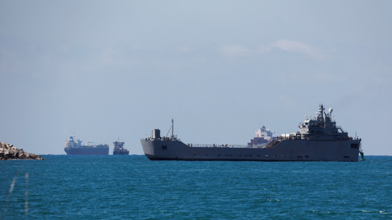 Una nave della marina israeliana si avvicina al porto di Ashdod, trasportando gli attivisti fermati da Israele appartenenti alla Global Sumud Flotilla, 2 ottobre 2025 (foto REUTERS/Ammar Awad).