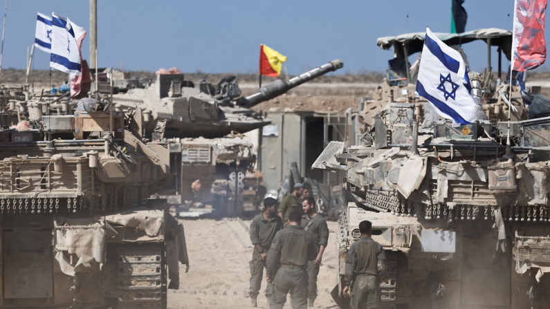 Soldati israeliani nei peessi del confine con Gaza October 19, 2025 (foto REUTERS/Amir Cohen).
