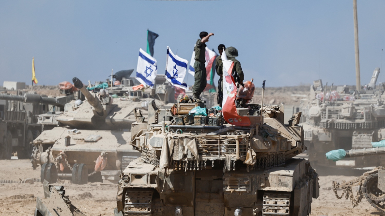 Carro armato israeliano nei pressi del confine Israele-Gaza border, in Israel, 19 ottobre 2025  (REUTERS/Amir Cohen).