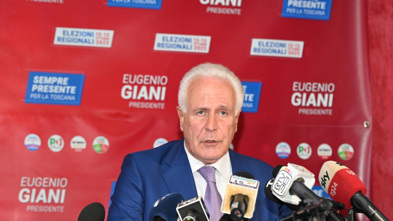 Eugenio Giani  durante la conferenza stampa per la vittoria alle elezioni regionali in Toscana del Presidente Uscente della Regione Toscana Eugenio Giani nella sede del Partito Democratico a Firenze in Via Forlanini  
Firenze 13  Ottobre 2025   (foto ANSA/CLAUDIO GIOVANNINI).