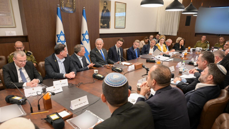 Consiglio dei ministri israeliano del 9 ottobre 2025, vicino a Benjamin Netanyahu Steve Witkoff (alla destra)  e Jared Kushner (alla sua sinistra), 
foto: Ma'ayan Toaf/GPO/Handout via Xinhua/ABACAPRESS.COM via Ansa