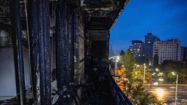 Balcone bruciato di un appartamento in un edificio andato a fuoco durante gli attacchi con droni e missili russi su Kiev, 10 ottobre 2025. (foto REUTERS/Thomas Peter).