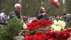 Le famiglie delle vittime delle purghe di Stalin onorano la loro memoria a San Pietroburgo