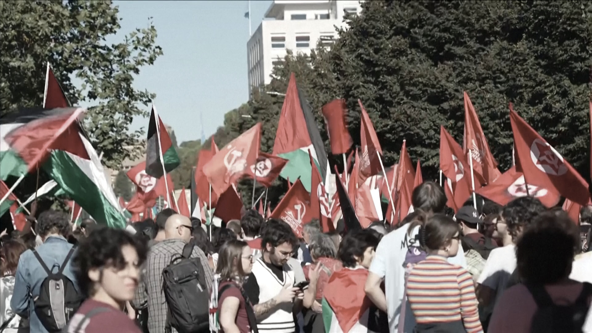 Proteste Pro Pal a Roma, tra le bandiere anche quelle comuniste