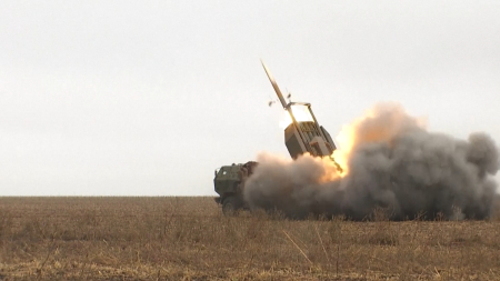Forze ucraine attaccano militari russi con lanciarazzi Himars