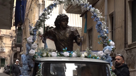 La statua di Maradona a Napoli per i ’65 anni’ del Campione