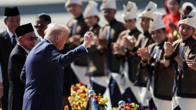 Donald Trump durante la cerimonia di benvenuto all’aeroporto internazionale di Kuala Lumpur, 26 ottobre 2025. (Reuters/Hasnoor Hussain/Pool)