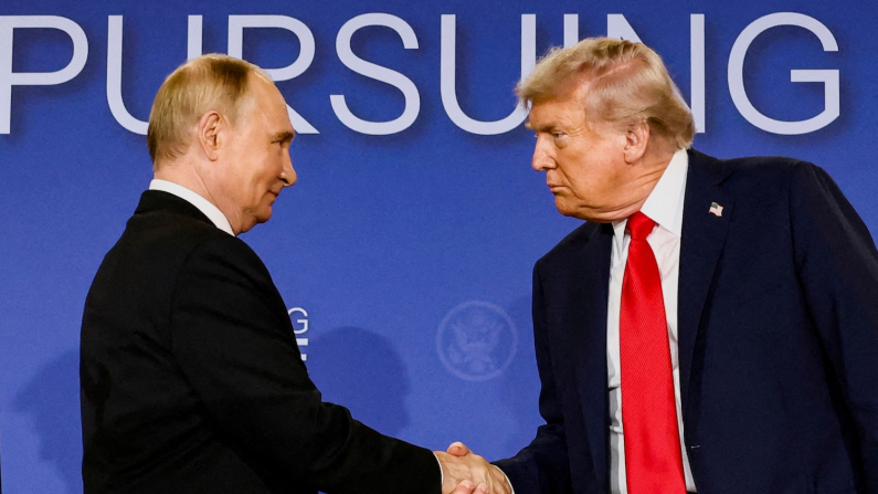 Donald Trump (d) e Vladimir Putin (s) 
all'incontro in Alaska  del 15 agosto 2025 (foto di archivio, REUTERS/Kevin Lamarque)