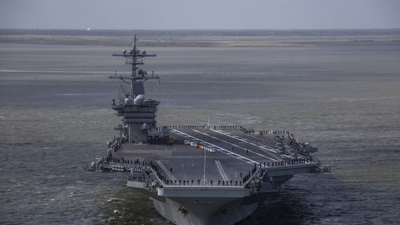 La portaerei classe Nimitz USS George Washington esce dalla base navale di Norfolk, Virginia (foto: © Mc3 Maxwell Orlosky/Planetpix/Planet Pix via ZUMA Press Wire via Ansa)