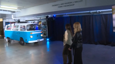 Restaurato e restituito alla proprietaria il “miracoloso” Bulli Volkswagen, sopravvissuto agli incendi di Los Angeles