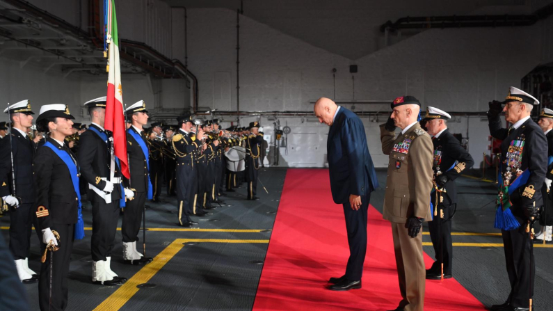 Si è tenuta oggi a Civitavecchia, a bordo della Nave Trieste, la cerimonia di avvicendamento tra il capo di Stato maggiore della Marina militare uscente, ammiraglio Enrico Credendino, e il suo successore, l'ammiraglio Giuseppe Berutti Bergotto, alla presenza del ministro della Difesa Guido Crosetto. Foto: Agenzia Nova.