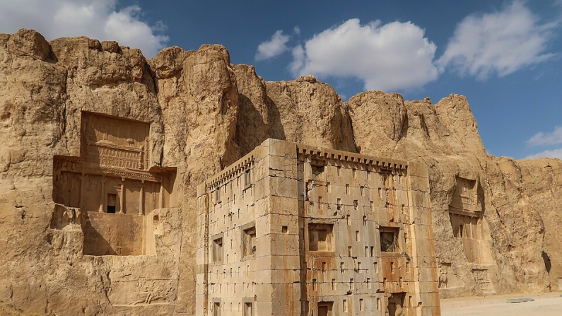 Necropoli di Naqsh-e Rustam in Iran. Torre di pietra Ka'ba-ye Zartosht; tomba del re Dario II e tomba di Dario I il Grande. CC BY-SA 4.0