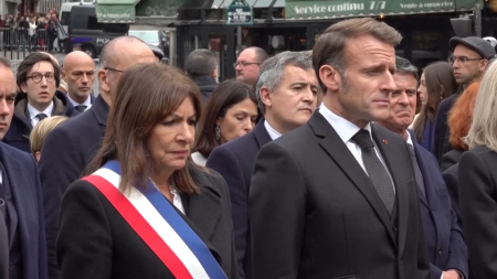 Macron rende omaggio alle vittime del Bataclan a 10 anni dall’attentato