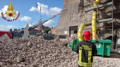 A Roma crolla parte della storica Torre dei Conti ai Fori Imperiali, operai soccorsi sotto le macerie