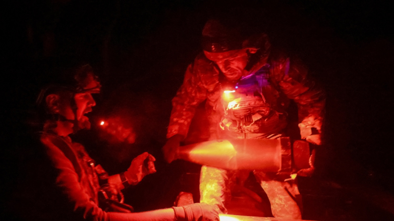 Artiglieri della 152esima Brigata Jaeger scaricano proiettili per un obice semovente M114, nel corso dell’attacco russo all’Ucraina, vicino alla città di prima linea di Pokrovsk nella regione di Donetsk, Ucraina, 14 ottobre 2025 (foto REUTERS/Anatolii Stepanov﻿)