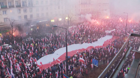 In Polonia la marcia per il Giorno dell’Indipendenza attira migliaia di persone, tensioni tra slogan anti-immigrazione