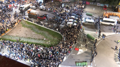 Tensione a Belgrado: manifestazioni pro e anti-governative davanti al parlamento serbo