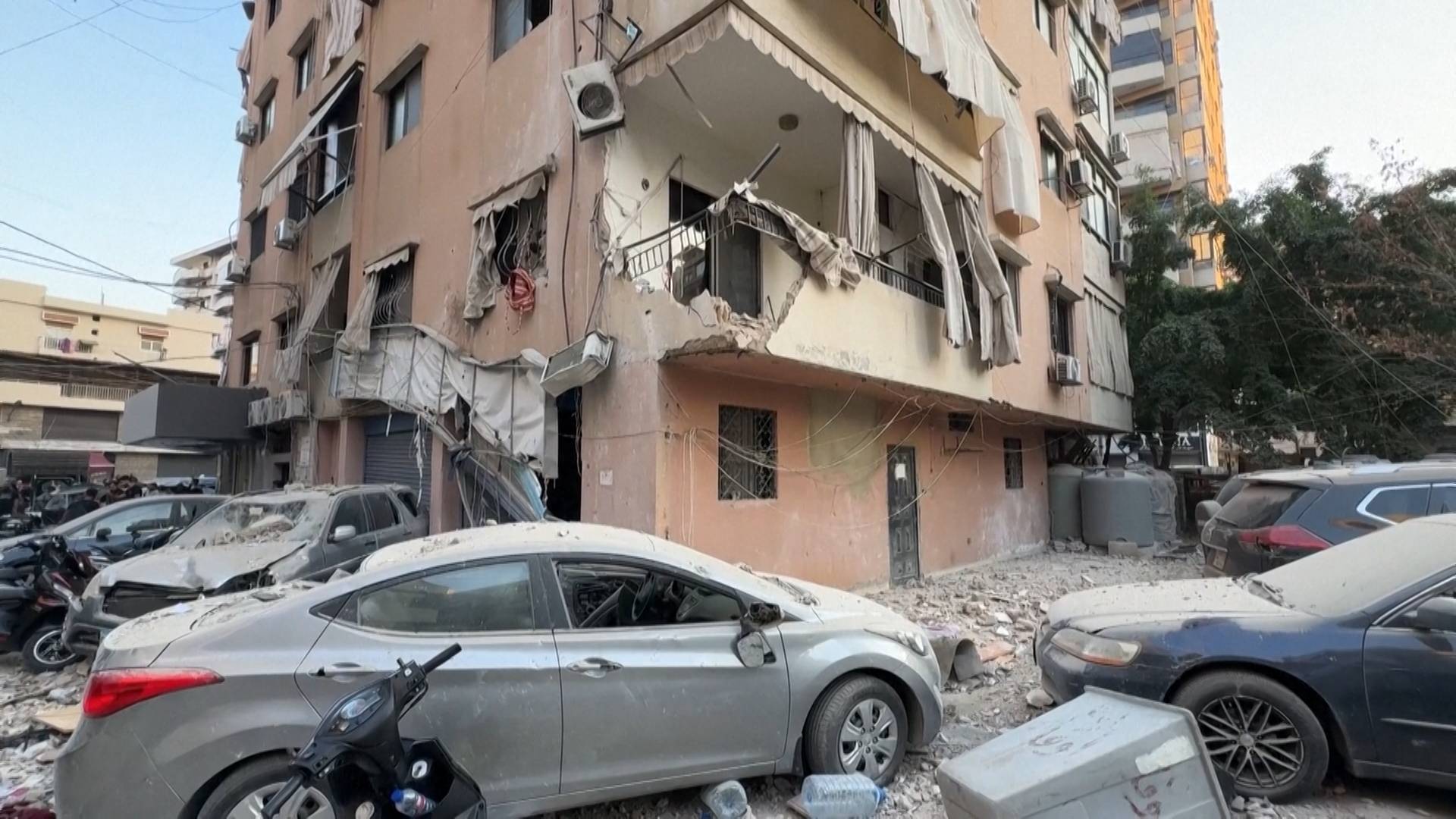 I danni causati a Beirut dal raid israeliano che ha ucciso il generale di Hezbollah