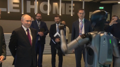 Dopo il primo fallimento, un nuovo robot russo balla per Putin