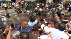 Insegnanti peruviani si scontrano con la polizia per salari più alti