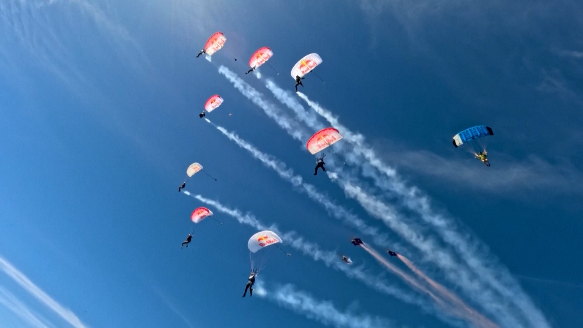 I migliori atleti aerei del mondo sfidano il cielo nella massima gara a ostacoli