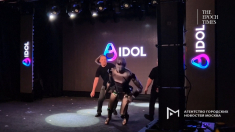 Il primo robot AI della Russia cade faccia a terra durante il debutto sul palco