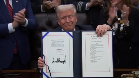 Trump firma l’accordo per porre fine al più lungo shutdown della storia degli Stati Uniti