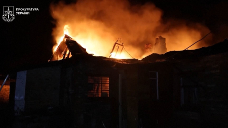 Le squadre di soccorso recuperano i corpi dopo l’attacco russo a Kharkiv