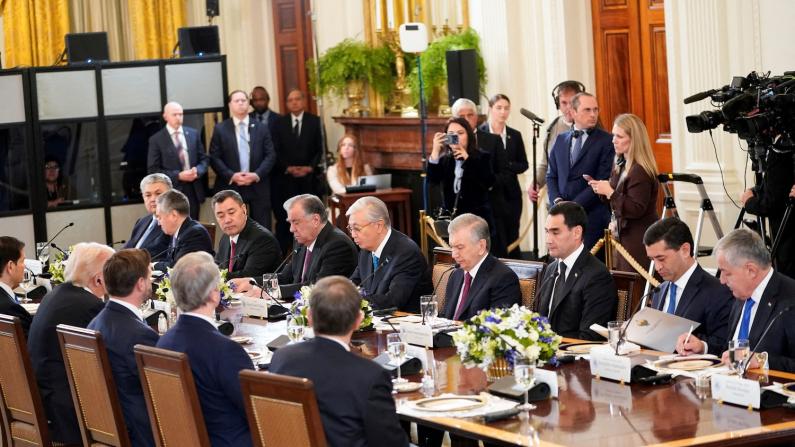 Il presidente del Kirghizistan Sadyr Japarov, il presidente del Tagikistan Emomali Rahmon, il presidente del Kazakistan Kassym-Jomart Tokayev, il presidente dell'Uzbekistan Shavkat Mirziyoyev, e il presidente del Turkmenistan Serdar Berdimuhamedow insieme ad altri membri delle delegazioni dei Paesi centroasiatici C5+1 partecipano a una cena con il presidente degli Stati Uniti Donald Trump nella Sala Est della Casa Bianca, 6 novembre 2025 (foto REUTERS/Nathan Howard).