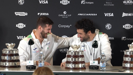 Cobolli e Berrettini scherzano e ridono in conferenza stampa dopo la vittoria della Coppa Davis