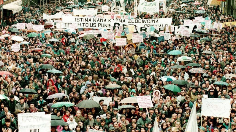 Corteo di 4 mila persone sfila il 26 novembre 1996 a Sarajevo per protestare contro la mancata applicazione della parte civile degli accordi di pace di Dayton (foto Fehim DEMIR/ANSA).