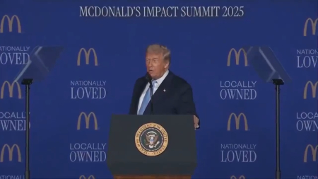 Trump scherza alla conferenza McDonald’s: sono il primo ex cuoco eletto presidente Usa