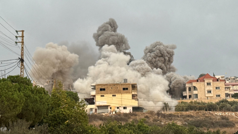 Attacco israeliano a Tayr Debba, nel sud del Libano (foto REUTERS/Ali Hankir).